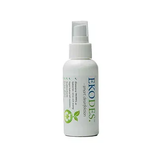 EKODES™ smart desinfektion är en multifunktionell produkt som kan användas på flera sätt. Sprayas över hela foten ner mellan tår för att eliminera mikroorganismer ex svampsporer. Den kan användas även som ett miljövänligt desinfektionsmedel på ytor och på instrument. Spraya i skor eller i duschen för att minska smitta. Perfekt att använda under och efter fotvårdsbehandling eftersom den effektivt minskar mikroorganismer och lukt. Kan användas på mindre sår och torrsprickor. Spraya rikligt på kompress och lägg på behandlingsområdet. Detta säkerställer att bakterier och biofilm elimineras och läkning påskyndas. Använd också på kliande insektsbett. 500PPM hypoklorsyra = hög koncentration och effektiv även på svampsorer Fler möjliga användningsområden av hypoklorsyra är: • Läkning av sår • Hudsvamp • Influensa eller andra sjukdomar • Desinficera verktyg, ytor, utrustning • Desinfektion av grönsaker / frukt / kött • Desinficera områden som har smittats av kräkningar eller diarré • Desinficera alla luftburna patogener genom att placera i en luftfuktare • Desinficering av vatten från alla patogener Miljövänlig Fritt från skadliga kemikalier!!! Eliminerar 99,999% av mikroorganismer inkl. virus, svamp och bakterier! 500PPM hypoklorsyra = hög koncentration och effektiv även på svampsorer Bevisat effektiv mot : odörer svampsporer biofilm i sår Ingen bakteriell resistens ofarlig att förtära för människor eller djur säker att använda på hud, även runt ögon och i öron Inte uttorkande PH neutralt Fördelarna med hypoklorsyra är: • Påskyndar läkning av sår • Desinficerar sår, brännskador etc. • Dödar bakterier och virus bl.a. E. coli, Listeria, Salmonella, HIV och MRSA • Dödar svamp och mögel • Är inte skadligt för människor eller djur • Ej irriterande, svider inte